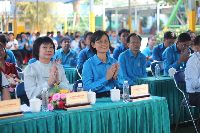 Th&aacute;ng C&ocirc;ng nh&acirc;n: Người lao động hạnh ph&uacute;c khi được chăm lo, tặng bếp ấm  - Ảnh 1.