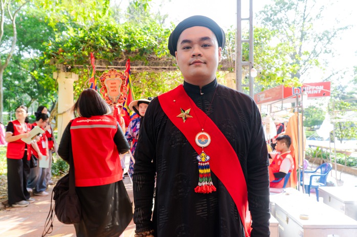 VIDEO: H&agrave;ng trăm người trẻ c&ugrave;ng mặc cổ phục Việt Nam diễu h&agrave;nh tại Thảo Cầm Vi&ecirc;n - Ảnh 5.