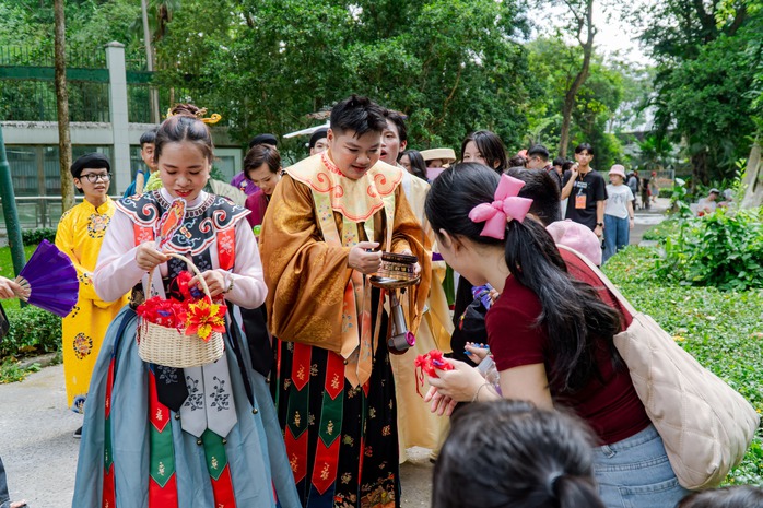 VIDEO: H&agrave;ng trăm người trẻ c&ugrave;ng mặc cổ phục Việt Nam diễu h&agrave;nh tại Thảo Cầm Vi&ecirc;n - Ảnh 19.