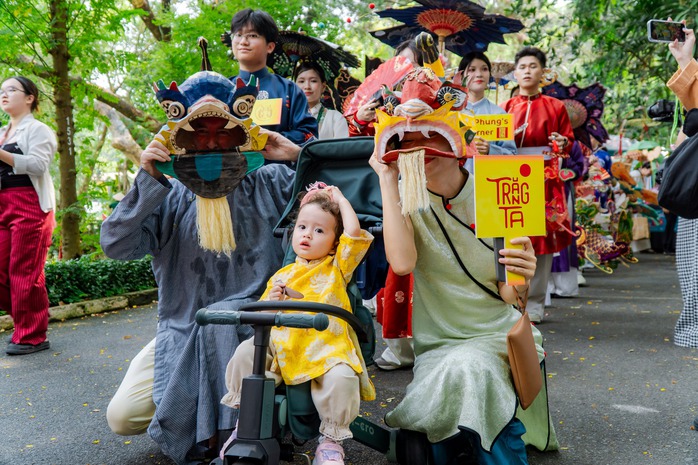 VIDEO: H&agrave;ng trăm người trẻ c&ugrave;ng mặc cổ phục Việt Nam diễu h&agrave;nh tại Thảo Cầm Vi&ecirc;n - Ảnh 13.