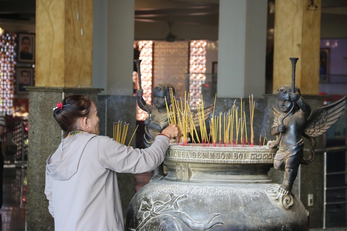 VIDEO: Người d&acirc;n khắp nơi đổ về Nh&agrave; thờ Tắc Sậy ở C&agrave; Mau h&agrave;nh hương - Ảnh 11.