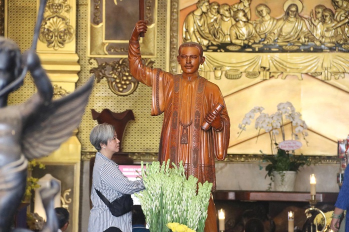 VIDEO: Người d&acirc;n khắp nơi đổ về Nh&agrave; thờ Tắc Sậy ở C&agrave; Mau h&agrave;nh hương - Ảnh 12.