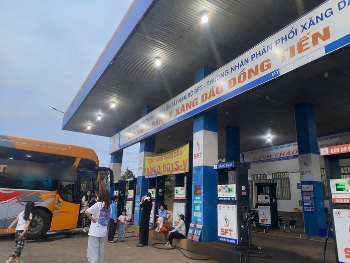 Hy hữu: H&agrave;ng chục h&agrave;nh kh&aacute;ch bị "bỏ rơi" giữa đường, buộc phải đ&oacute;ng th&ecirc;m tiền - Ảnh 1.