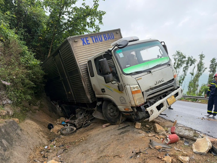 Xe tải mất l&aacute;i t&ocirc;ng xe m&aacute;y tại Đắk Lắk , 2 người thương vong nghi&ecirc;m trọng - Ảnh 1.