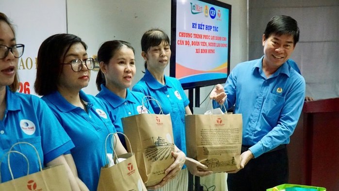 Th&aacute;ng C&ocirc;ng nh&acirc;n: Người lao động hạnh ph&uacute;c khi được chăm lo, tặng bếp ấm  - Ảnh 7.