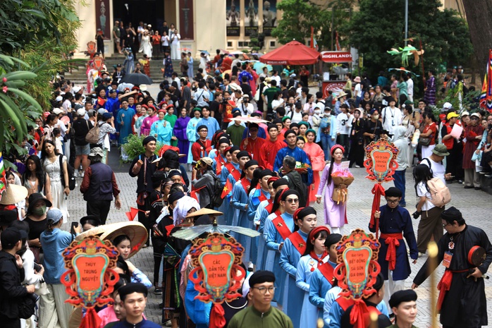 Lần đầu ti&ecirc;n Thảo Cầm Vi&ecirc;n t&aacute;i hiện huyền sử trong lễ diễu h&agrave;nh Quốc Tổ - Ảnh 2.