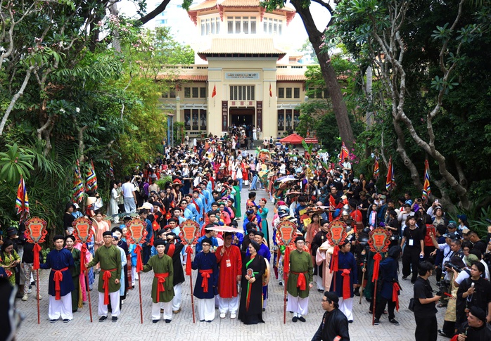 Lần đầu ti&ecirc;n Thảo Cầm Vi&ecirc;n t&aacute;i hiện huyền sử trong lễ diễu h&agrave;nh Quốc Tổ - Ảnh 1.