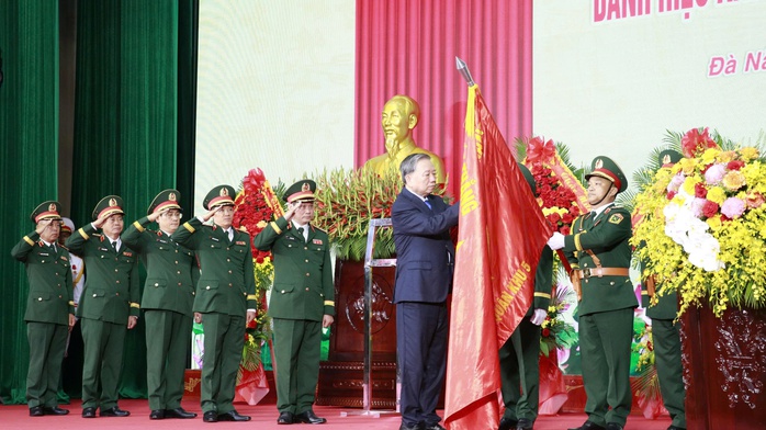 T&ocirc; L&acirc;m trao danh hiệu Anh h&ugrave;ng LLVT nh&acirc;n d&acirc;n cho Qu&acirc;n khu 5 năm 2026 - Ảnh 1.