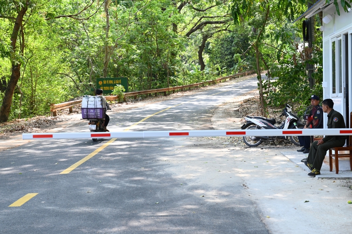 Siết chặt kiểm so&aacute;t v&agrave;o rừng N&uacute;i B&agrave; Đen, dựng barie chặn từ Ma Thi&ecirc;n L&atilde;nh - Ảnh 1.