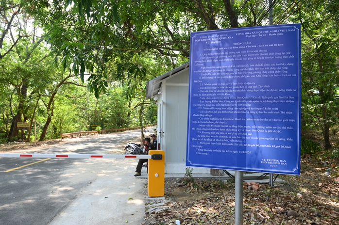 Siết chặt kiểm so&aacute;t v&agrave;o rừng N&uacute;i B&agrave; Đen, dựng barie chặn từ Ma Thi&ecirc;n L&atilde;nh - Ảnh 2.