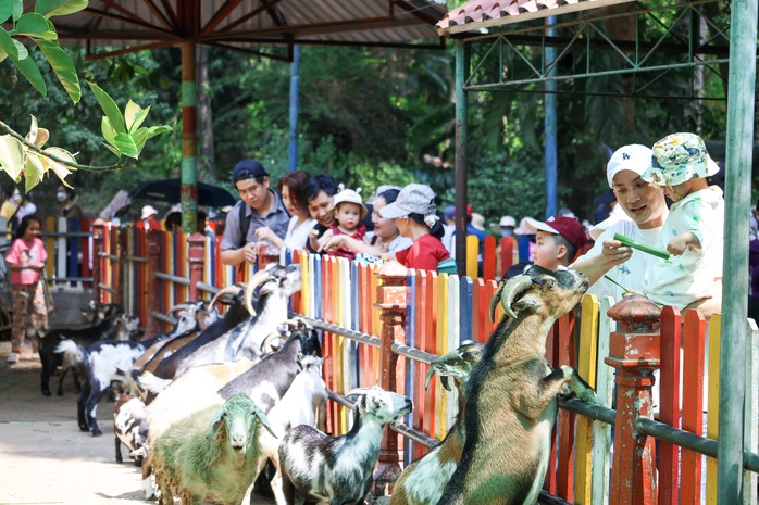 Du lịch nhộn nhịp trong kỳ nghỉ lễ - Ảnh 1.