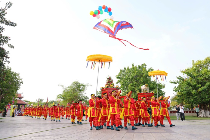 Đ&ocirc;ng đảo người d&acirc;n tham dự lễ Giỗ Tổ tại Đền thờ Vua H&ugrave;ng ở TP Cần Thơ - Ảnh 5.
