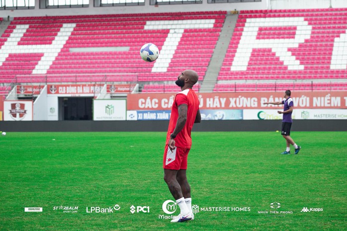 "Ngoại binh" Hải Ph&ograve;ng FC: Từ bỡ ngỡ đến t&igrave;nh y&ecirc;u với b&oacute;ng đ&aacute; Việt Nam - Ảnh 1.