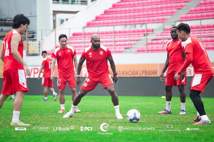 "Ngoại binh" Hải Ph&ograve;ng FC: Từ bỡ ngỡ đến t&igrave;nh y&ecirc;u với b&oacute;ng đ&aacute; Việt Nam - Ảnh 2.