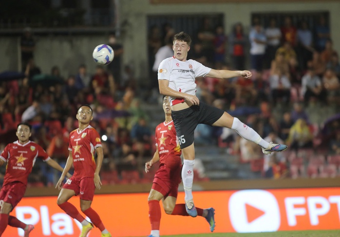 Tiền đạo Việt kiều Anh giúp CLB Công an TP HCM ngắt chuỗi thất bại - Ảnh 3.