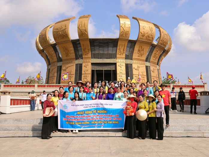 Đ&ocirc;ng đảo người d&acirc;n tham dự lễ Giỗ Tổ tại Đền thờ Vua H&ugrave;ng ở TP Cần Thơ - Ảnh 16.