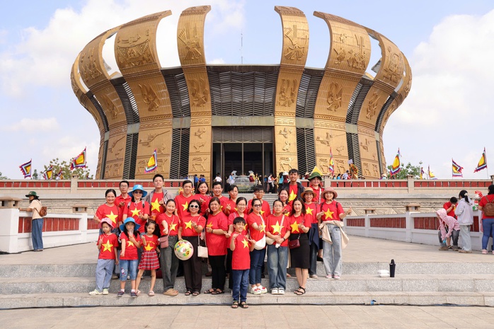 Đ&ocirc;ng đảo người d&acirc;n tham dự lễ Giỗ Tổ tại Đền thờ Vua H&ugrave;ng ở TP Cần Thơ - Ảnh 15.