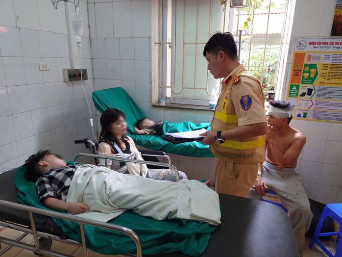 Xe kh&aacute;ch chở 25 người lao xuống vực s&acirc;u 100 m, nhiều người thương vong - Ảnh 3.