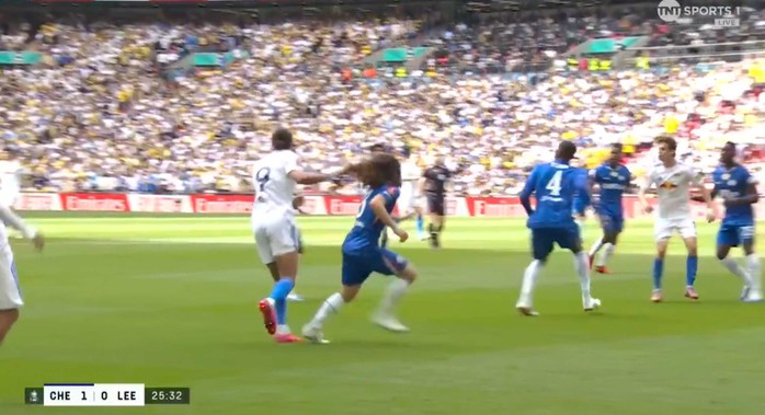 CĐV Man Utd nổi giận v&igrave; t&igrave;nh huống trong trận đấu của Chelsea - Ảnh 1.