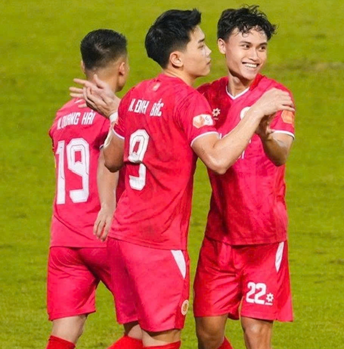 Đ&igrave;nh Bắc tỏa s&aacute;ng với c&uacute; hat-trick ở v&ograve;ng 20 V-League - Ảnh 2.