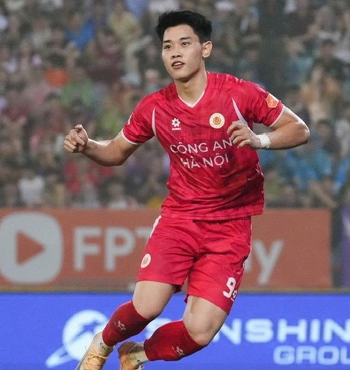 Đ&igrave;nh Bắc tỏa s&aacute;ng với c&uacute; hat-trick ở v&ograve;ng 20 V-League - Ảnh 1.