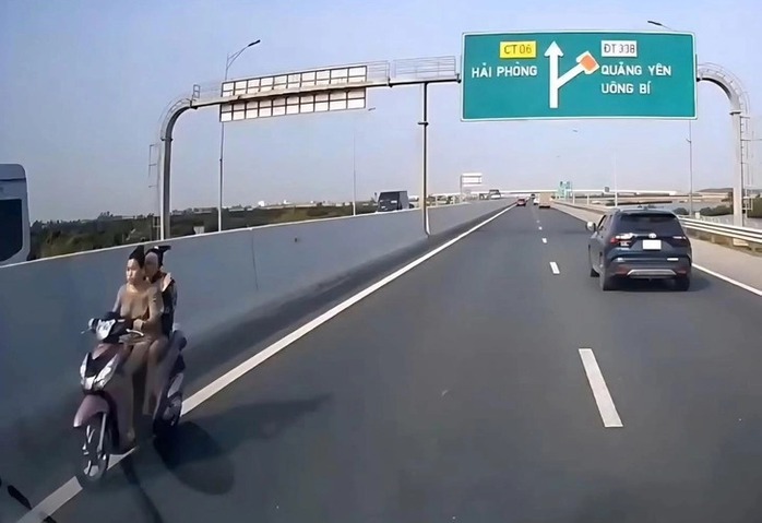 Hai c&ocirc; g&aacute;i đi xe m&aacute;y ngược chiều tr&ecirc;n cao tốc Hạ Long - Hải Ph&ograve;ng g&acirc;y kinh ngạc - Ảnh 1.
