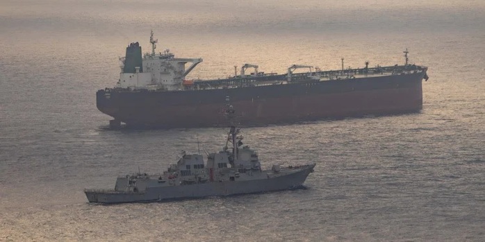 Hải qu&acirc;n Mỹ chặn t&agrave;u dầu &ldquo;b&oacute;ng tối&rdquo; Iran, siết chặt phong tỏa năng lượng - Ảnh 2.