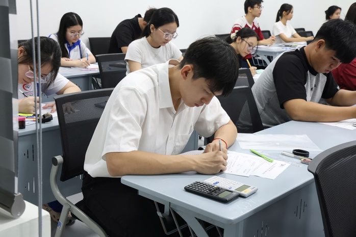 Th&iacute; sinh thi đ&aacute;nh gi&aacute; năng lực đợt 2 tăng đột biến - Ảnh 1.