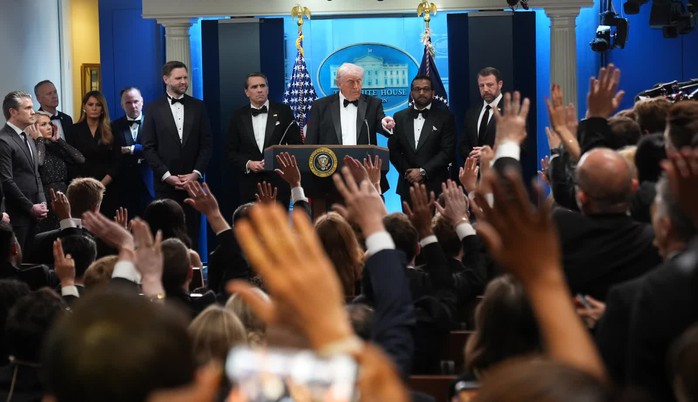 &Ocirc;ng Donald Trump họp b&aacute;o, đăng video nghi phạm xả s&uacute;ng tại tiệc của Nh&agrave; Trắng - Ảnh 1.