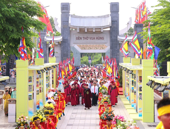 Đ&ocirc;ng đảo người d&acirc;n tham dự lễ Giỗ Tổ tại Đền thờ Vua H&ugrave;ng ở TP Cần Thơ - Ảnh 1.