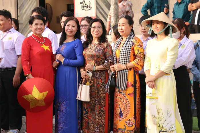 Đ&ocirc;ng đảo người d&acirc;n tham dự lễ Giỗ Tổ tại Đền thờ Vua H&ugrave;ng ở TP Cần Thơ - Ảnh 14.