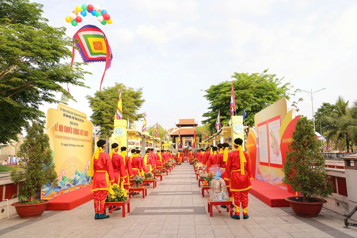 Đ&ocirc;ng đảo người d&acirc;n tham dự lễ Giỗ Tổ tại Đền thờ Vua H&ugrave;ng ở TP Cần Thơ - Ảnh 4.