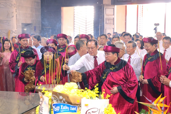 Đ&ocirc;ng đảo người d&acirc;n, du kh&aacute;ch d&acirc;ng hương tại Đền thờ Vua H&ugrave;ng ở TP Cần Thơ - Ảnh 2.