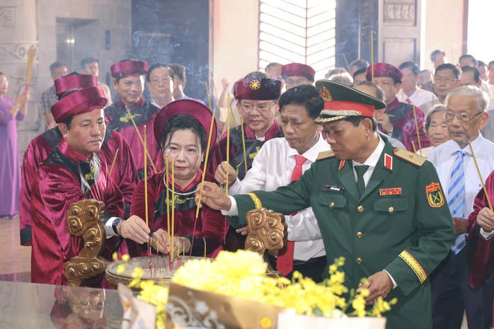 Đ&ocirc;ng đảo người d&acirc;n, du kh&aacute;ch d&acirc;ng hương tại Đền thờ Vua H&ugrave;ng ở TP Cần Thơ - Ảnh 1.