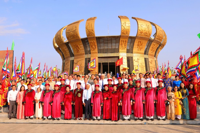 Đ&ocirc;ng đảo người d&acirc;n tham dự lễ Giỗ Tổ tại Đền thờ Vua H&ugrave;ng ở TP Cần Thơ - Ảnh 13.