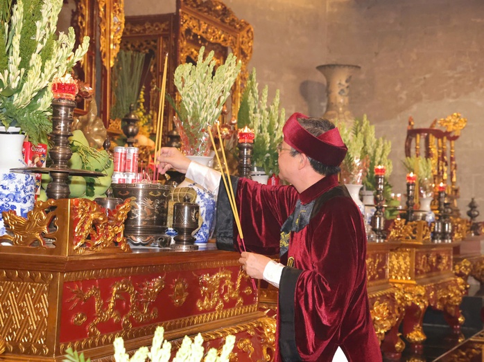 Đ&ocirc;ng đảo người d&acirc;n tham dự lễ Giỗ Tổ tại Đền thờ Vua H&ugrave;ng ở TP Cần Thơ - Ảnh 7.