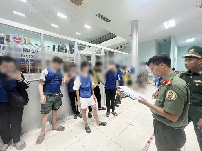C&ocirc;ng an TPHCM tiếp nhận 13 c&ocirc;ng d&acirc;n bị trục xuất - Ảnh 3.