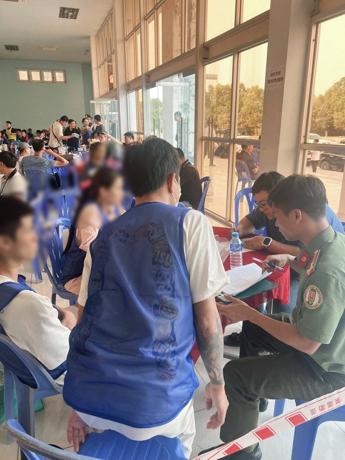 C&ocirc;ng an TPHCM tiếp nhận 13 c&ocirc;ng d&acirc;n bị trục xuất - Ảnh 4.