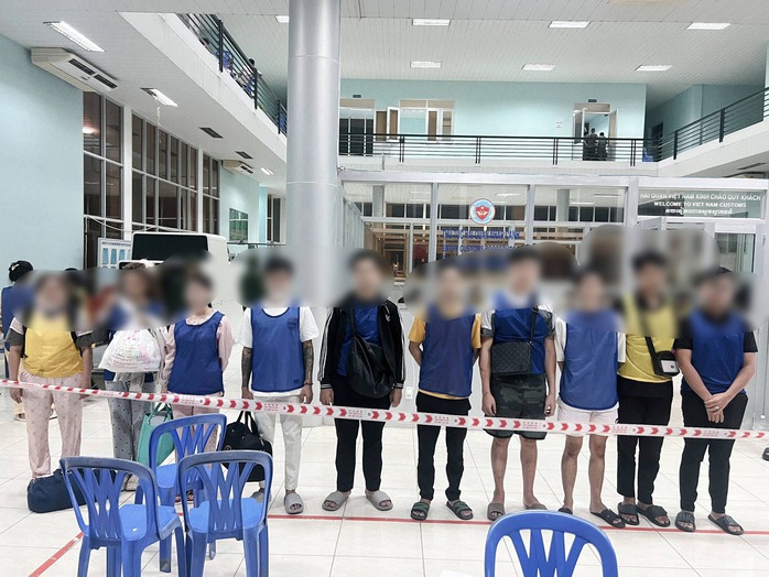 C&ocirc;ng an TPHCM tiếp nhận 13 c&ocirc;ng d&acirc;n bị trục xuất - Ảnh 1.