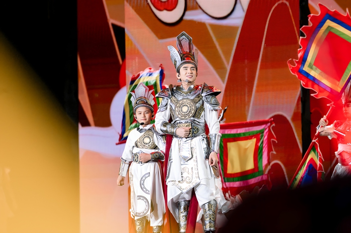 Đan Trường c&ugrave;ng con trai h&aacute;t Sử ca  - Ảnh 1.