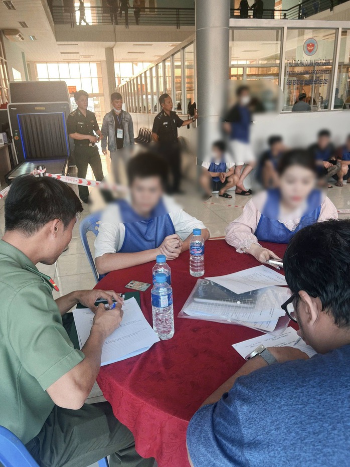 C&ocirc;ng an TPHCM tiếp nhận 13 c&ocirc;ng d&acirc;n bị trục xuất - Ảnh 2.