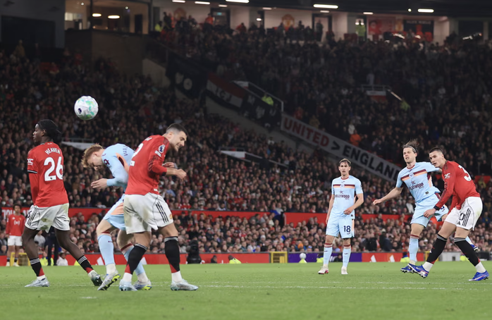 Thắng nghẹt thở Brentford, Man United &aacute;p s&aacute;t nh&oacute;m dự Champions League - Ảnh 5.