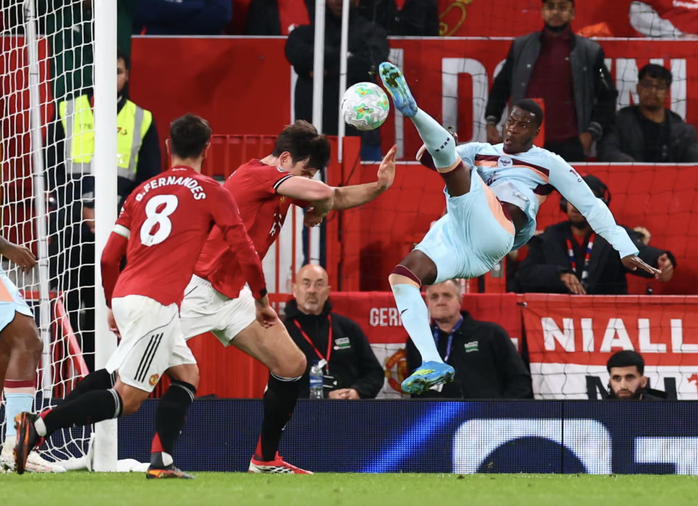 Thắng nghẹt thở Brentford, Man United &aacute;p s&aacute;t nh&oacute;m dự Champions League - Ảnh 4.