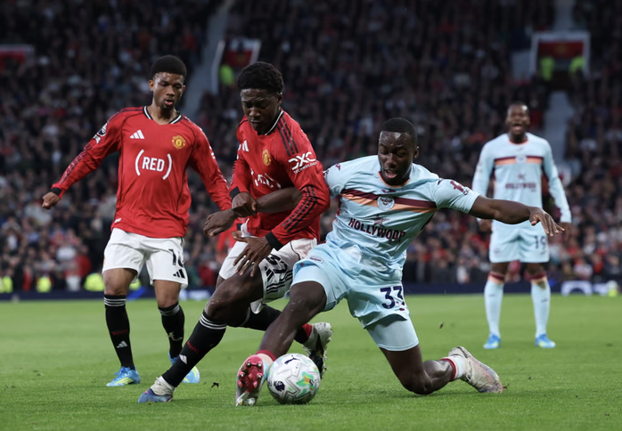 Thắng nghẹt thở Brentford, Man United &aacute;p s&aacute;t nh&oacute;m dự Champions League - Ảnh 1.