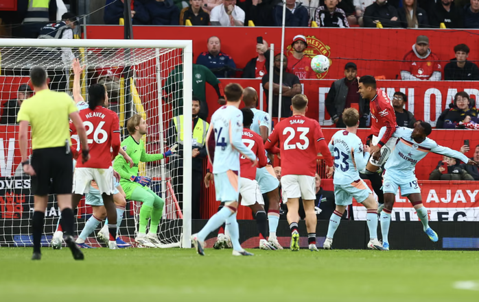 Thắng nghẹt thở Brentford, Man United &aacute;p s&aacute;t nh&oacute;m dự Champions League - Ảnh 2.