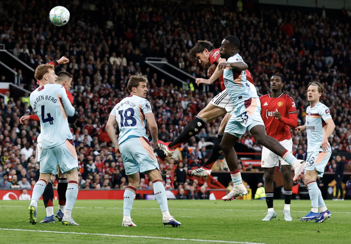 Thắng nghẹt thở Brentford, Man United &aacute;p s&aacute;t nh&oacute;m dự Champions League - Ảnh 6.