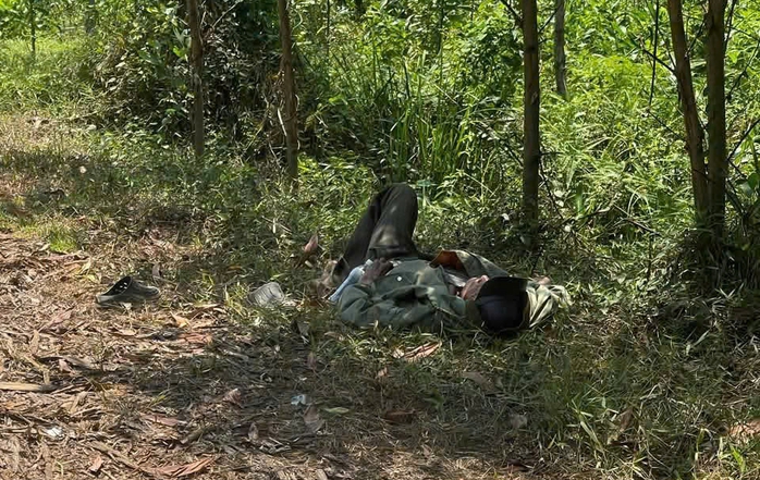 Cụ &ocirc;ng 79 tuổi mang thỏi v&agrave;ng SJC 9999 nằm b&ecirc;n vệ đường ở Huế - Ảnh 1.