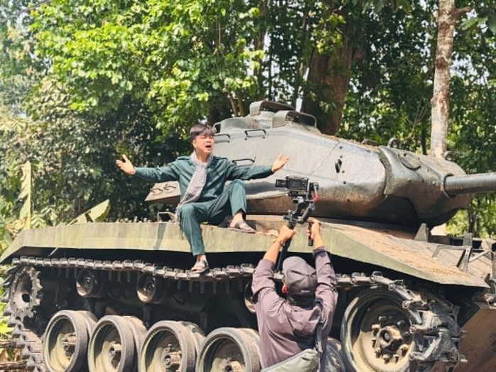 Ca nhạc sĩ Sơn Hạ x&uacute;c động ra mắt MV "Chiến sĩ t&ocirc;i", lời tri &acirc;n bộ đội cụ Hồ - Ảnh 2.