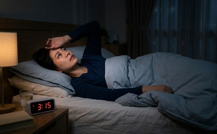 Th&oacute;i quen phổ biến n&agrave;y khiến chứng mất ngủ tồi tệ hơn - Ảnh 1.