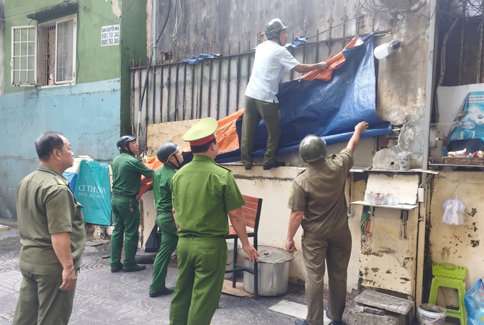 Tạm giữ nhiều xe bánh mì, tủ nước mía do lấn chiếm vỉa hè ở trung tâm TPHCM - Ảnh 2.